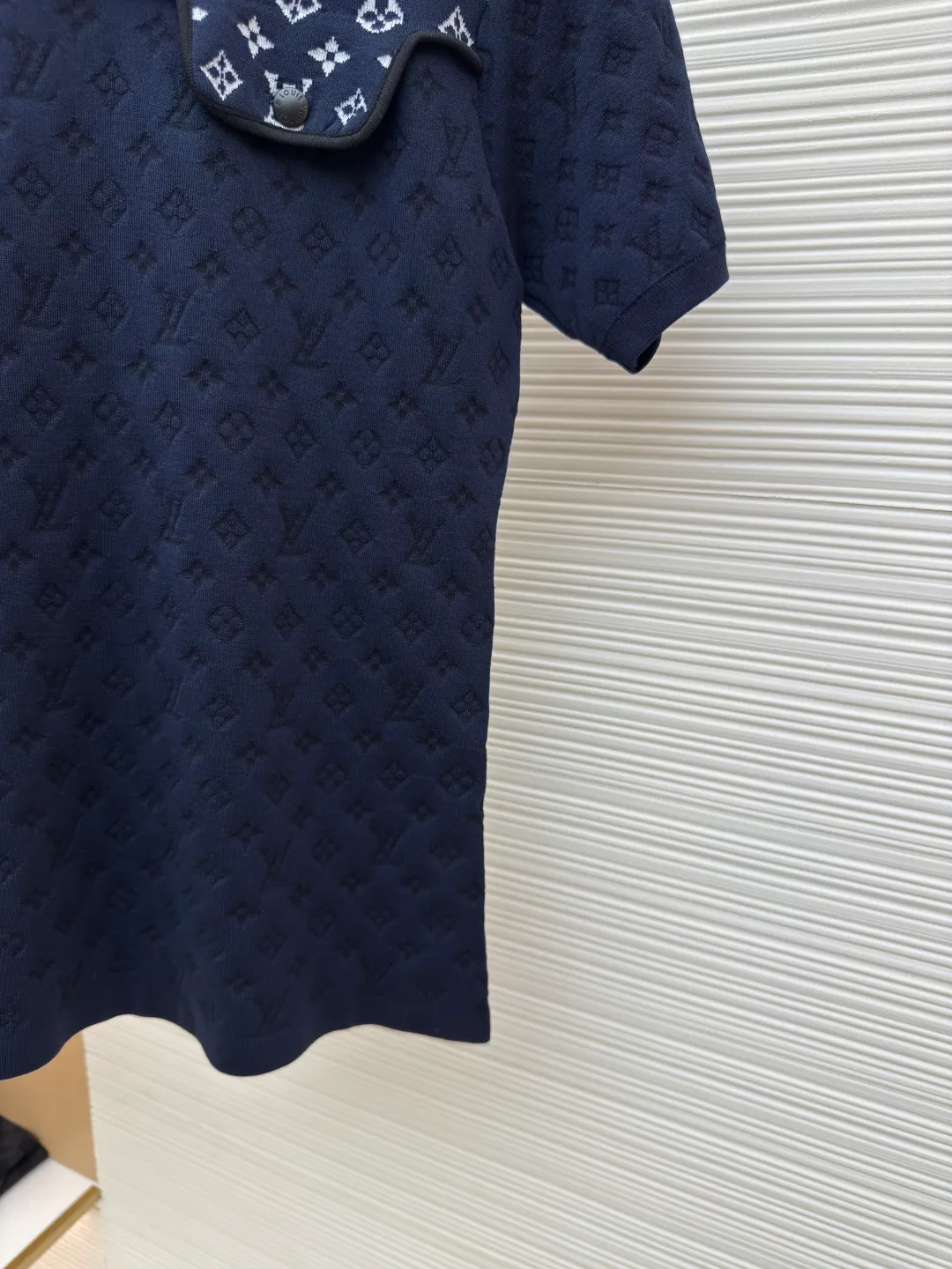 LOUIS VUITTON Knitted Jacquard Short Sleeves [Women's Wear] ●Authentic product: Purchased and developed by 15222 ●Item number: 1680362-A45 ●Fabrics: pure cotton fabric ●Technology: knitted jacquard production ●Version: fitted version ●Weight: about 260 grams ●Size: S-M-L ●Description: High-count and high-density mulberry silk blended fabric, woven using double-sided jacquard technology. The entire fabric has a full and three-dimensional texture. It is different from the common printing or patching treatments on the market. The entire fabric has the presbyopia pattern embedded into the yarn structure during the weaving process. The pattern truly comes with the weaving and is not superimposed in the later stage. The pattern has a strong three-dimensional effect, does not fade, fall off or crack after long-term washing. It feels soft and stiff, and has a stable and advanced texture. , the lower part is treated with high-temperature shaping and embossing. Through the layered changes of light, shadow and tissue, it shows a low-key and exquisite Logo shading. It looks pure and calm from a distance, and rich in details when seen up close. The overall wiring is straight and delicate, the fabric is comfortable and soft, and the color is consistent without color difference. It can be matched with the same style to create a fashionable look and control various occasions. Customized accessories, complete with three standards, same style for men and women!